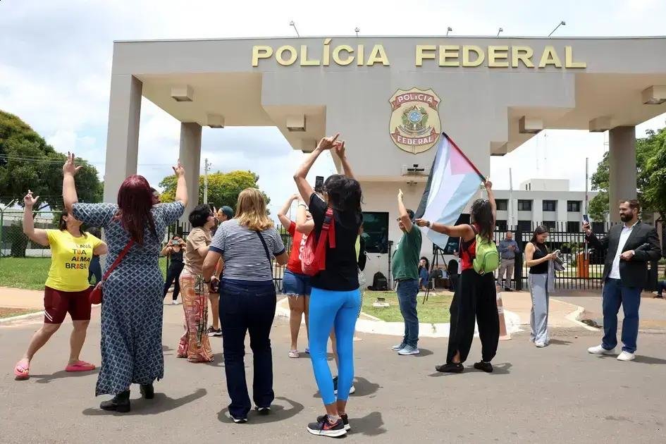 Apoiadores de Bolsonaro e Lula trocam farpas em protestos após prisão