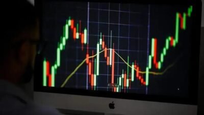 Bolsa bate recorde e encerra acima de 158 mil pontos pela 1ª vez