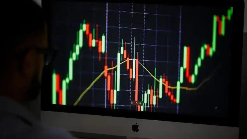 Bolsa bate recorde e encerra acima de 158 mil pontos pela 1ª vez