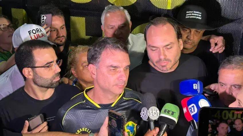 Bolsonaro e filhos: primeira visita na prisão após condenação