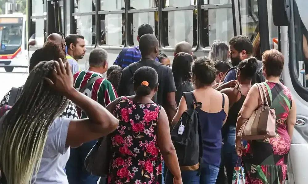 Brasil registra histórica queda no número de desocupados em 2025