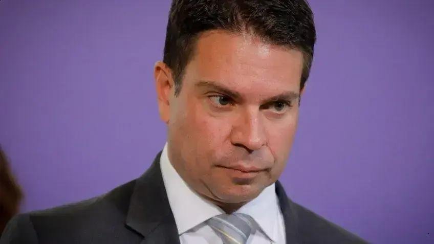 Câmara proíbe voto remoto para deputados no exterior a não ser em missões