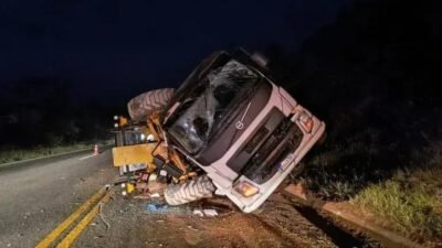 Caminhão tomba na BR-116 sem deixar feridos; entenda o ocorrido