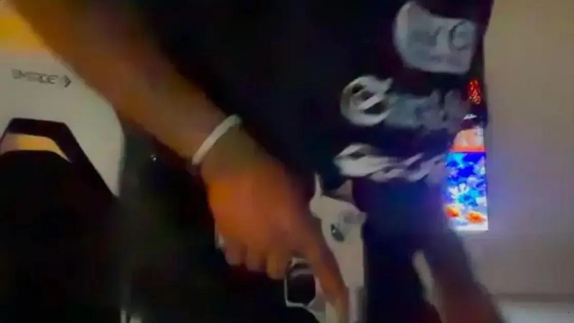 Cantor Ray J é preso após apontar arma para ex-esposa e filhos em live