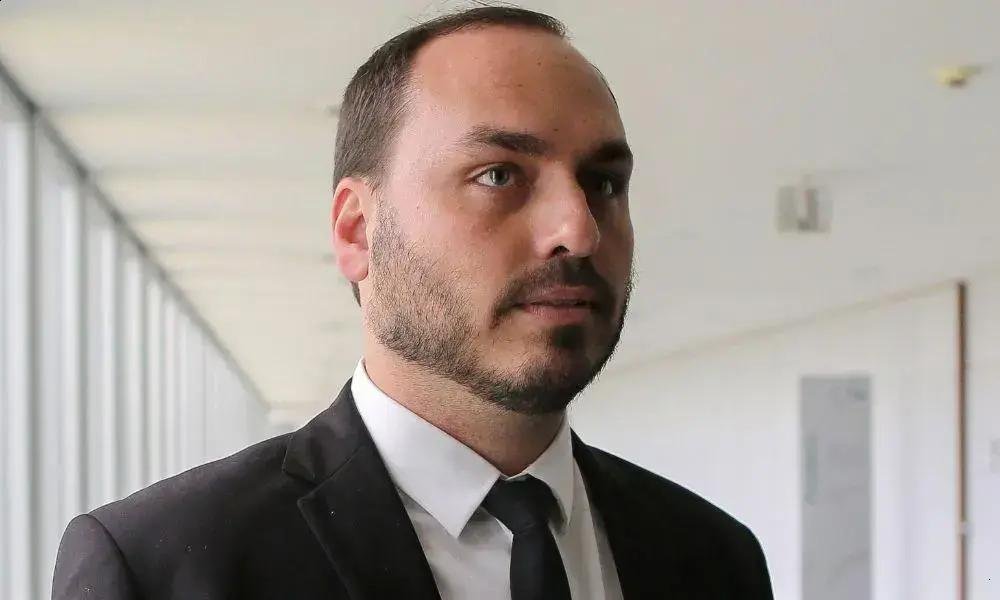 Carlos Bolsonaro alerta sobre a grave saúde do ex-presidente preso