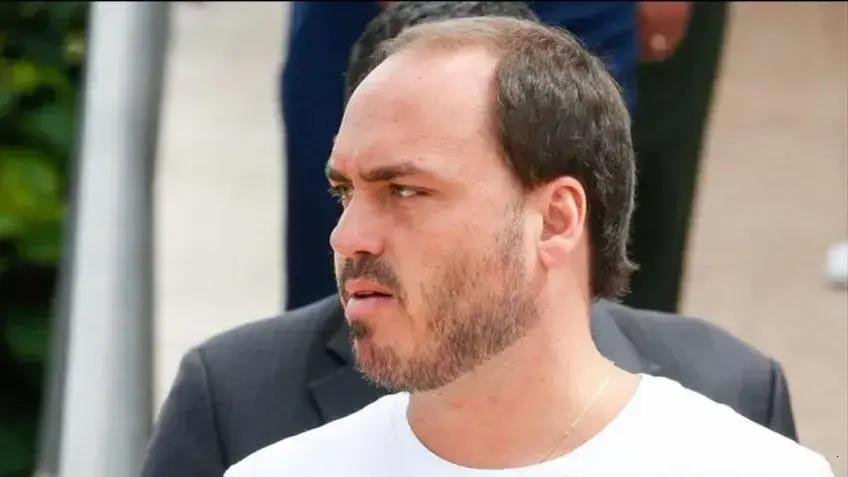 Carlos Bolsonaro defende seu pai e critica situação judicial de Jair