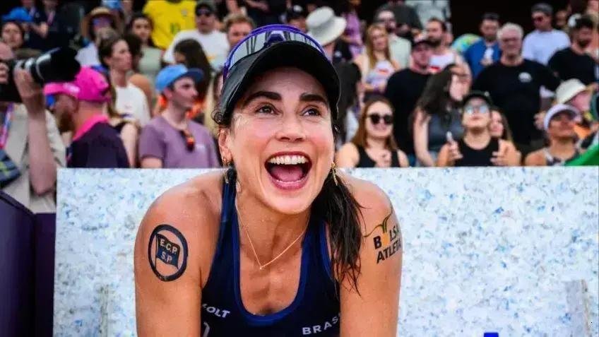 Carol Solberg celebra prisão de Jair Bolsonaro após conquista no Mundial de Vôlei