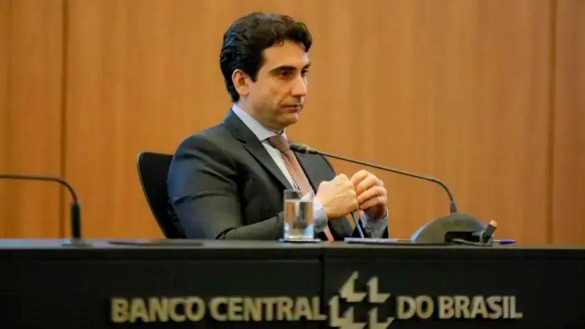 Copom mantém Selic em 15% e previsões de juros reais chegam a 9,74%