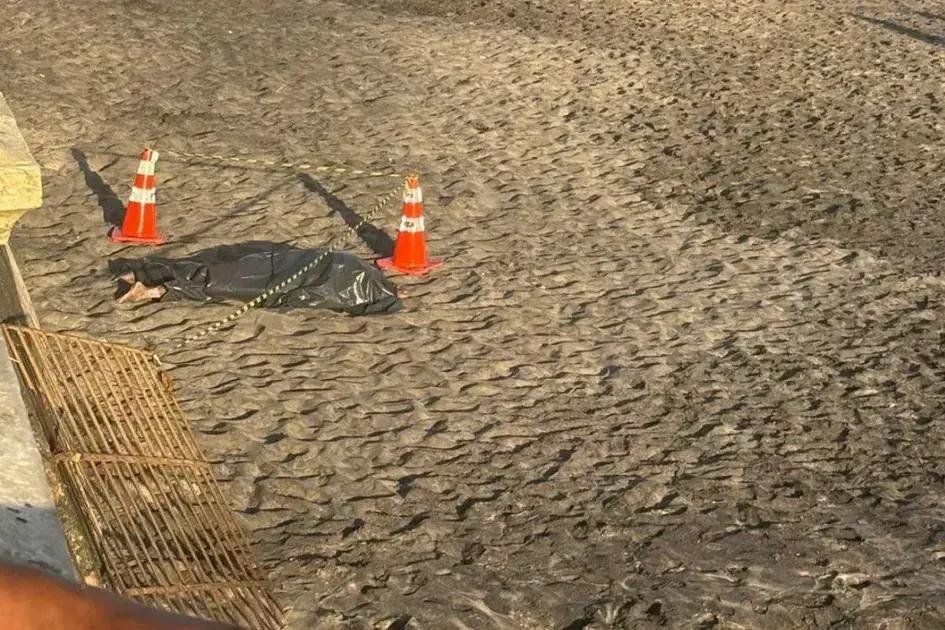 Descoberta macabra: corpo em decomposição encontrado na praia da Barra