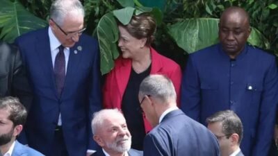 Dilma Rousseff se diverte com planta em foto da COP30 em Belém