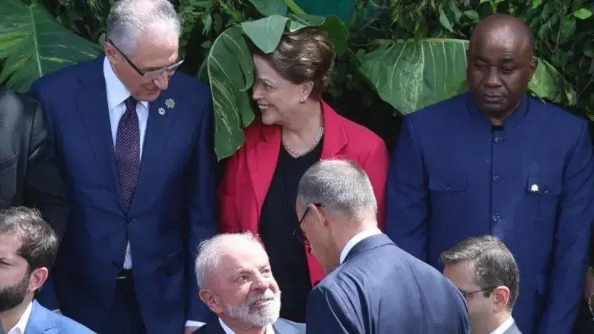 Dilma Rousseff se diverte com planta em foto da COP30 em Belém