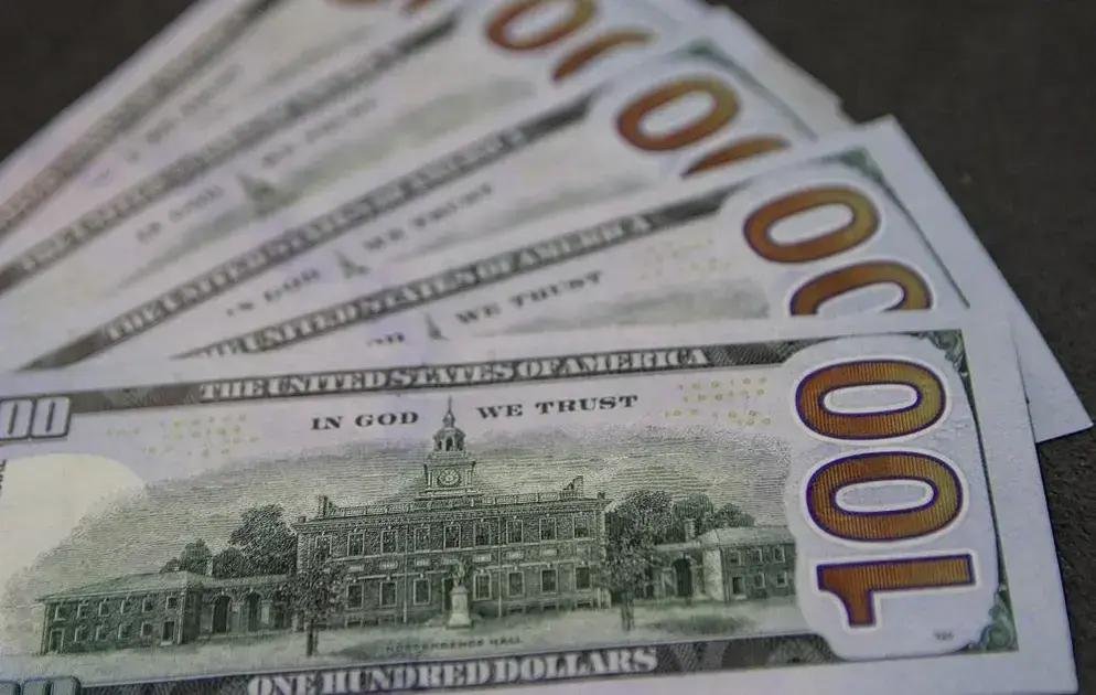 Dólar em queda: o real brilha com recordes da bolsa brasileira