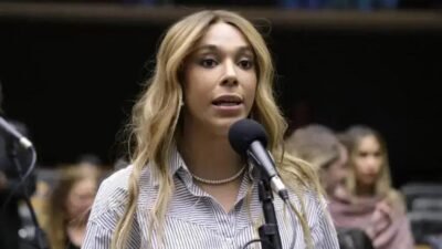 Erika Hilton aciona STF por uso de celular durante visita a Bolsonaro