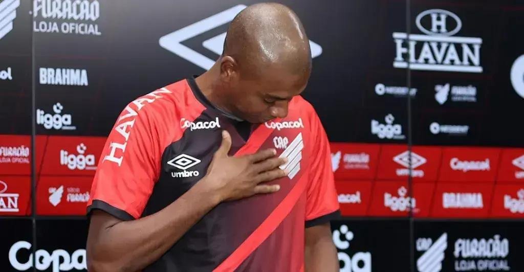 Fernandinho se despede do futebol aos 40 anos: um legado de conquistas