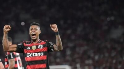Flamengo vence Sport e assume liderança do Brasileiro com show de Bruno Henrique