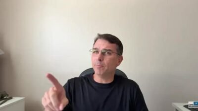 Flávio Bolsonaro defende pai preso e fala em perseguição política