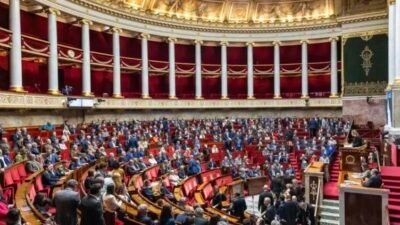 França suspende reforma previdenciária até 2027 em resposta a pressão política