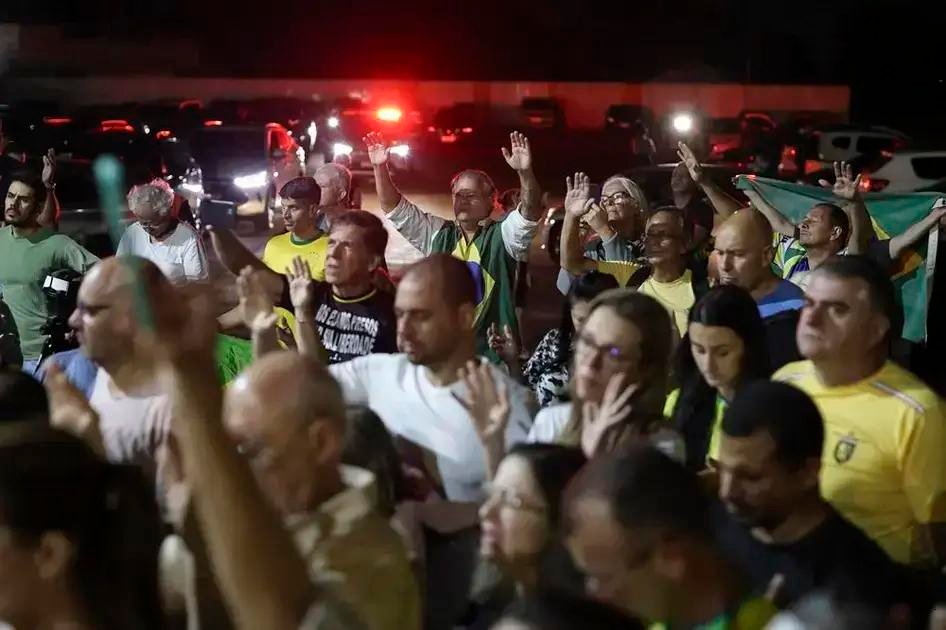 Homem é agredido em vigília convocada por Flávio Bolsonaro