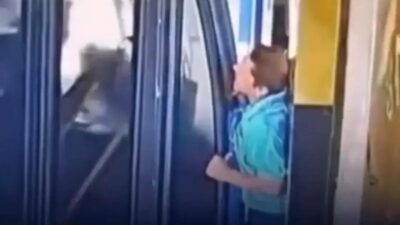 Homem é salvo após ser prensado na parede por ônibus descontrolado