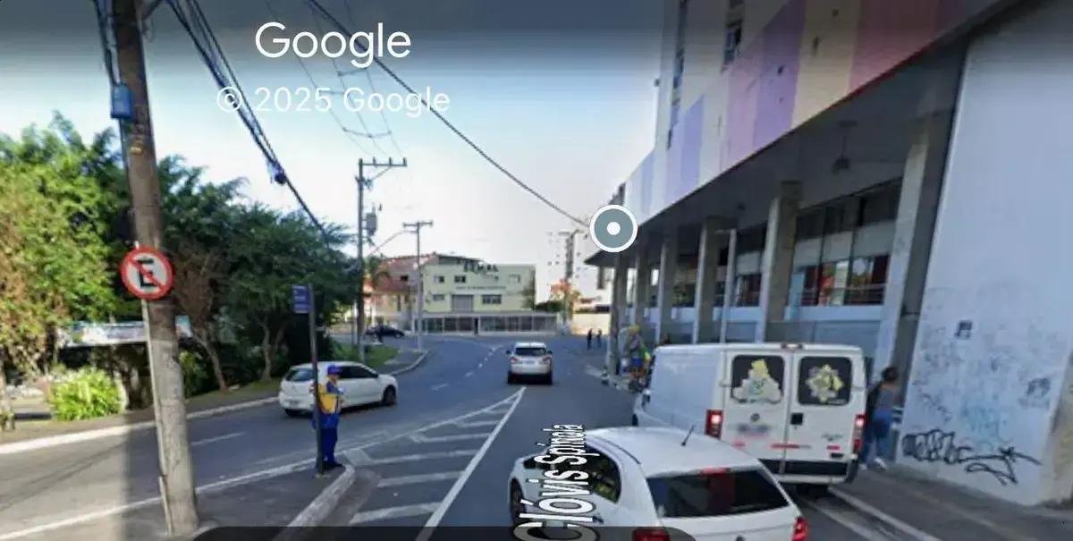 Idoso se revolta após cair em bueiro e sofrer ferimentos em Salvador