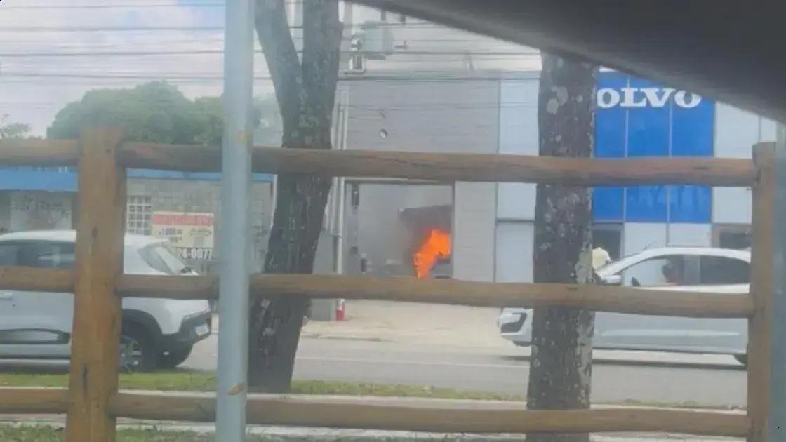 Incêndio em carro elétrico em concessionária de Maceió causa destruição total