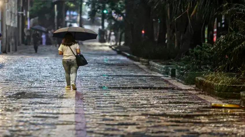 Inmet alerta 10 estados sobre tempestades e riscos de interrupções
