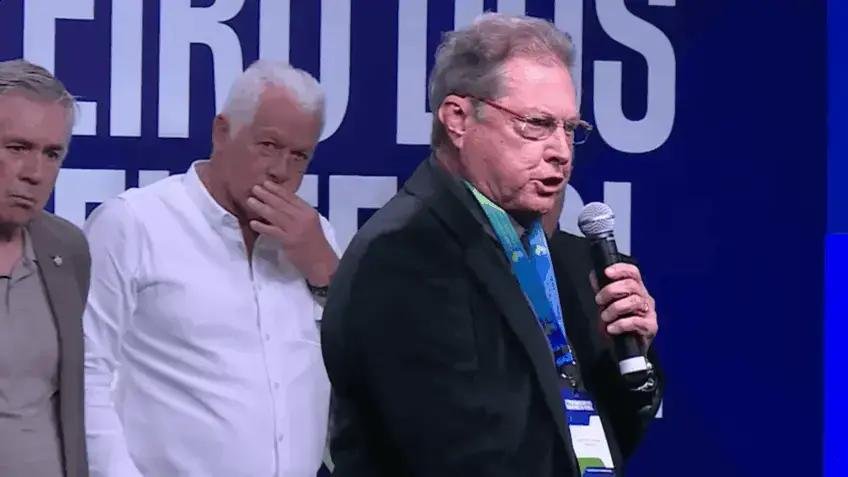 Internautas defendem Ancelotti após críticas de Leão e Oswaldo