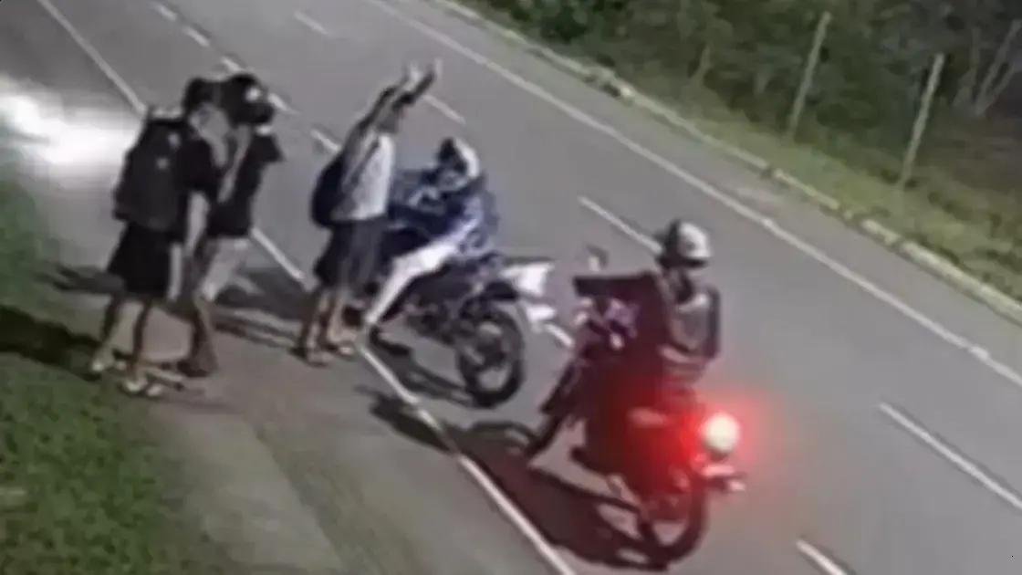 Jovens assaltados por motociclistas em Stella Maris; assista ao vídeo