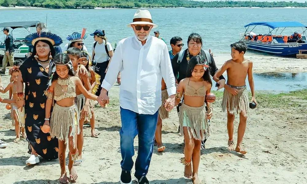Lula promete energia e demarcação de terras para comunidade indígena no Pará