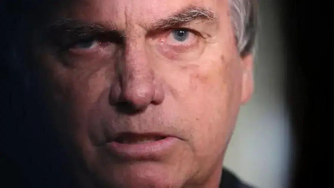 Moraes e Dino rejeitam embargos e mantêm condenação de Bolsonaro