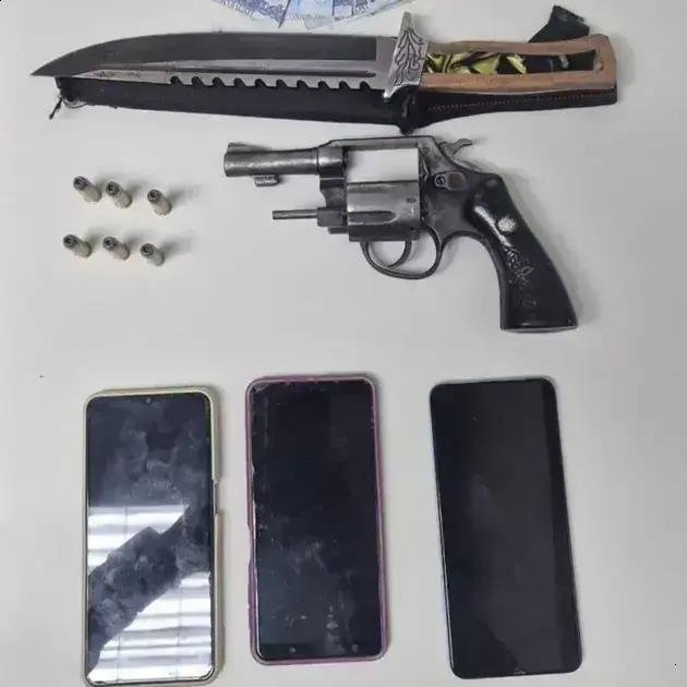 Policiais de Camaçari prendem trio por roubo e sequestro de motorista