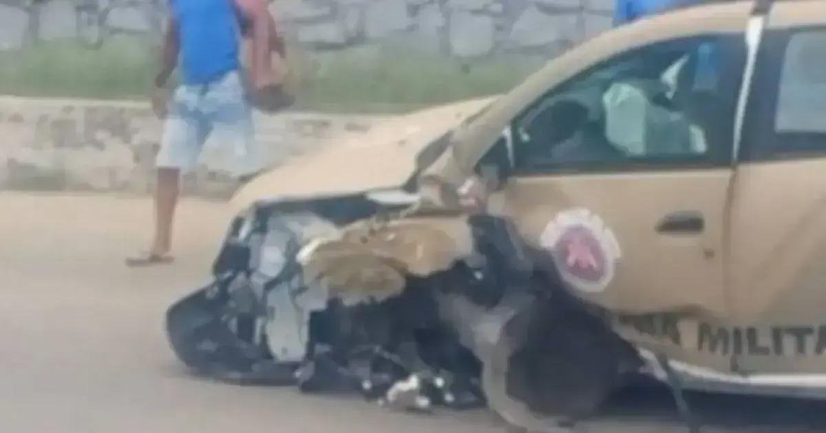 Policial sofre mal súbito e colide viatura em árvore em Feira de Santana