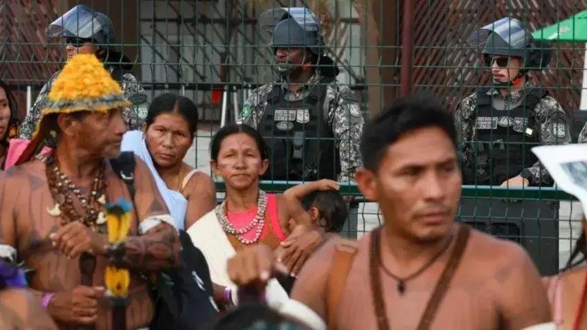 Protesto de indígenas na COP30 causa filas na entrada da Zona Azul
