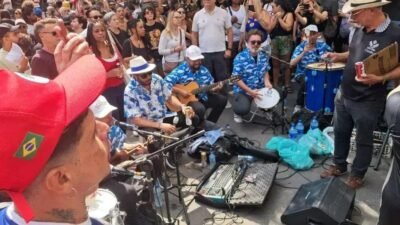 Roda de samba na Paulista celebra prisão de Jair Bolsonaro