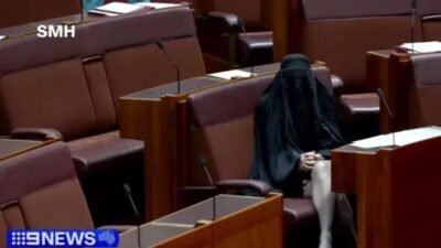 Senadora australiana usa burca em protesto no Parlamento