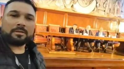 Symon Castro interrompe evento e fala sobre sua situação na Argentina