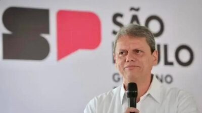 Tarcísio de Freitas reafirma candidatura à reeleição em meio à crise política