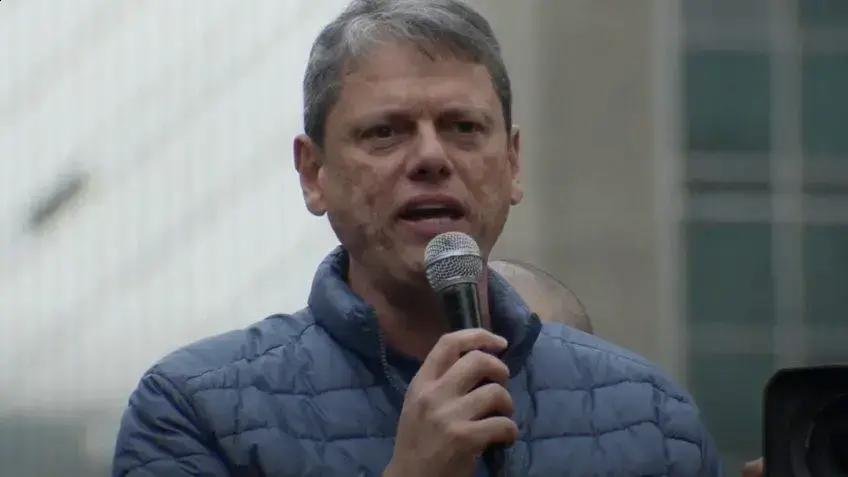 Tarcísio defende Bolsonaro e destaca injustiça da detenção