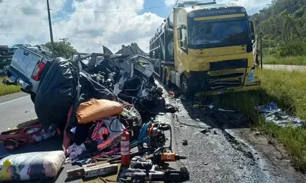 Tragédia na BR-101: Colisão entre caminhão e caminhonete deixa um morto