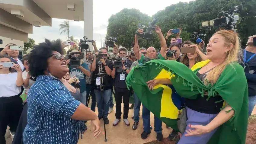 Vereadora de SP celebra prisão de Bolsonaro com espumante e provoca apoiadores