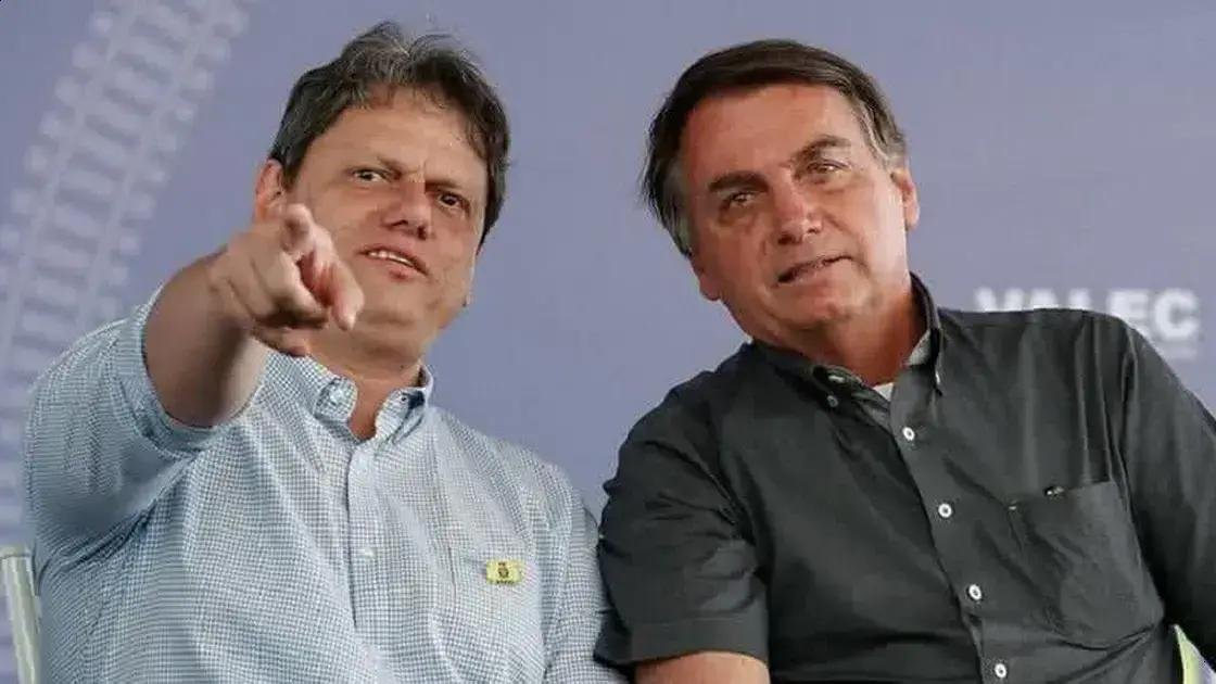A postura de Tarcísio de Freitas após Flávio Bolsonaro ser anunciado para a presidência