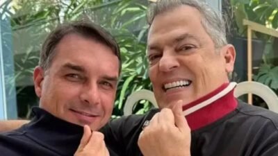Flávio Bolsonaro visita cabeleireiro famoso após ser indicado para presidência