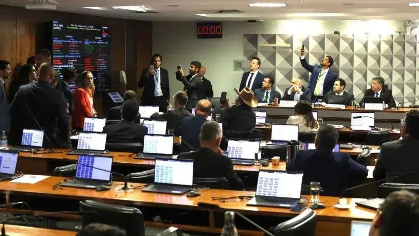 Governo vence na CPI e rejeita convocação de Lulinha por 19 a 12