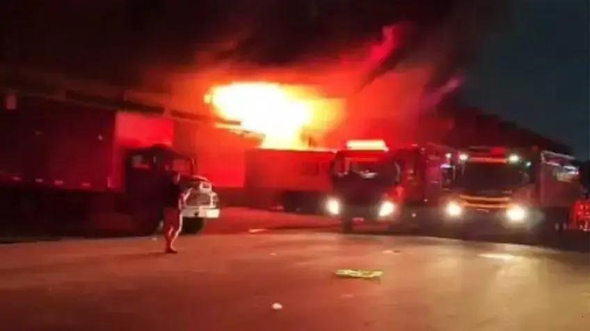 Incêndio atinge galpões da Ceasa no Rio de Janeiro