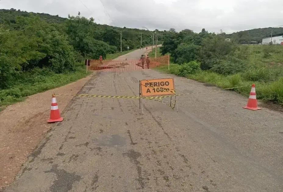 Tráfego na BA-270 é interrompido após fortes chuvas entre Encruzilhada e Ribeirão do Largo